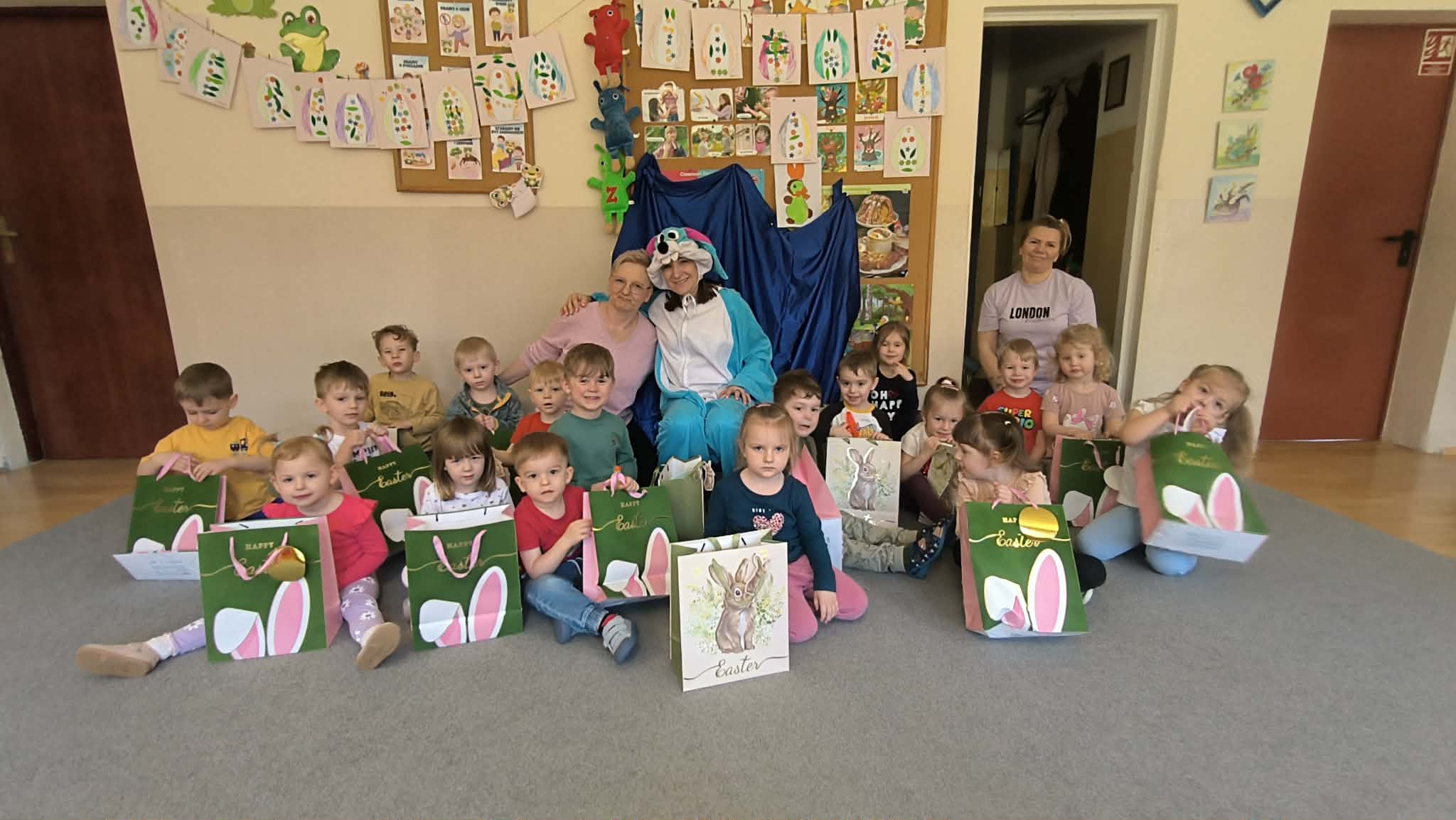 "Wielkanocne pisanki" - zajęcia czytelniczo-plastyczne w Mi…